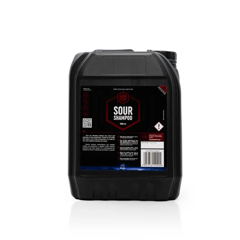 Ein schwarzer 5-Liter-Kunststoffbehälter mit der Aufschrift Lackschutz Sour Shampoo mit einem rot-schwarzen Design, Produktdetails und Barcode auf weißem Hintergrund. Dieses saure Autoshampoo ist ideal für den Schutz des Autolacks.