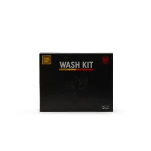 Czarne prostokątne pudełko z napisem WASH KIT z logo Work Stuff i Soft Stuff. Na pudełku znajduje się niewyraźny zarys osoby myjącej samochód i mała ikona samochodu w prawym dolnym rogu.