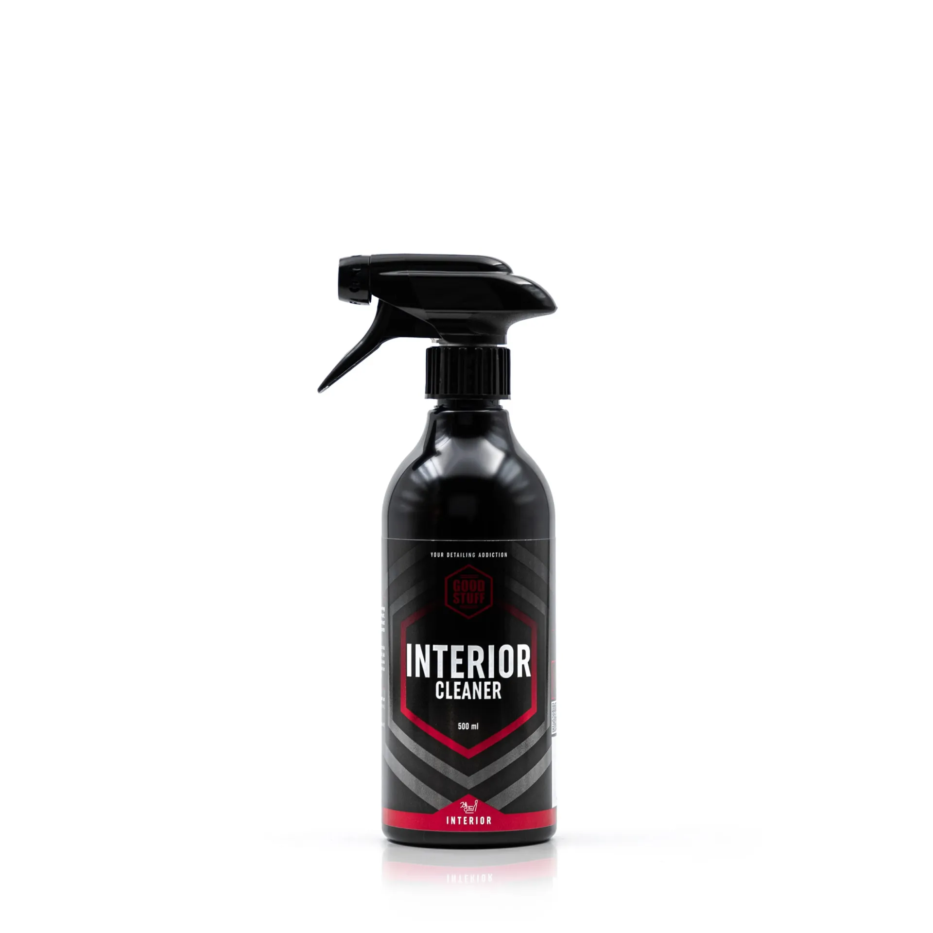 Na białym tle stoi pionowo czarna butelka z rozpylaczem z napisem „Interior Cleaner” i czerwono-białymi akcentami. Ta butelka o pojemności 500 ml marki Good Stuff produkty wnętrze jest wyposażona w rozpylacz z spustem i doskonale nadaje się do czyszczenia skórzanych elementów wnętrza samochodu.