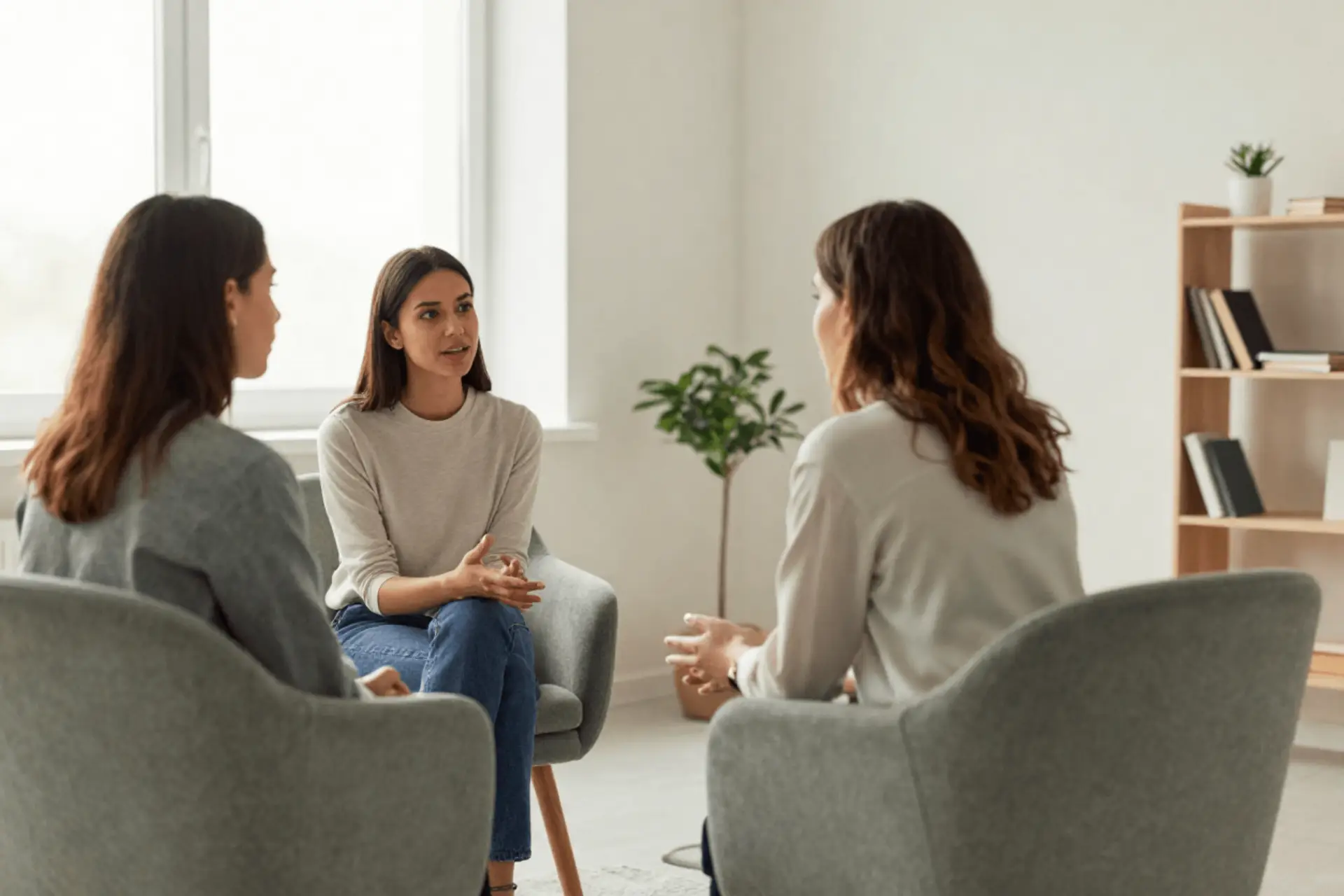 Wsparcie psychologiczne i interwencja kryzysowa a psychoterapia — czym się różnią