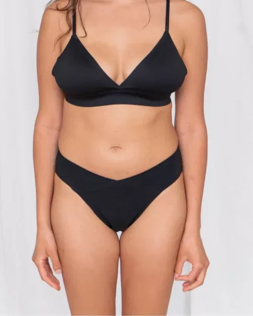 Detailweergave van de stof en afwerking van een naadloze menstruatie onderbroek