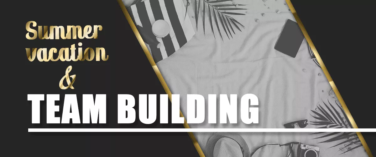 帽子、ストライプのシャツ、葉っぱなどのビーチアイテムを背景に金色の文字で「夏休み&チーム構築」と書かれ、夏のバケーションとチーム構築を強調しています。