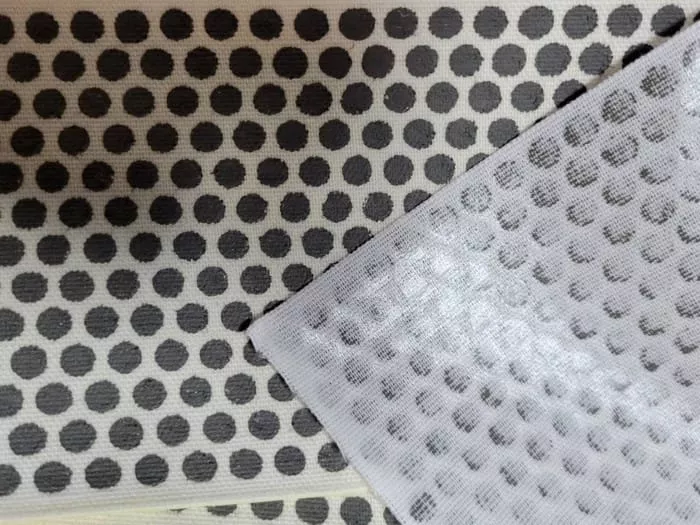 テーブルに貼れば、らくシート、セラミックス・テーピングシール、5枚、遠赤外線とマイナスイオンの相乗効果生地を貼ります。