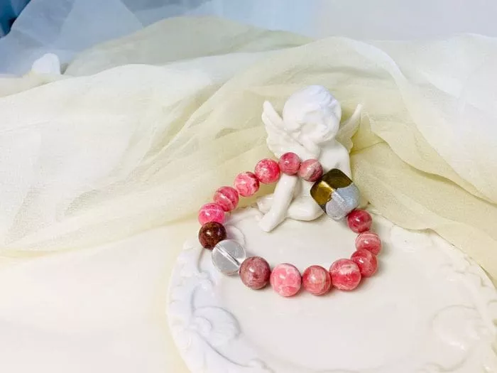 白いプレートに炭玉石付き天然石インカローズトルマリンブレスレット。