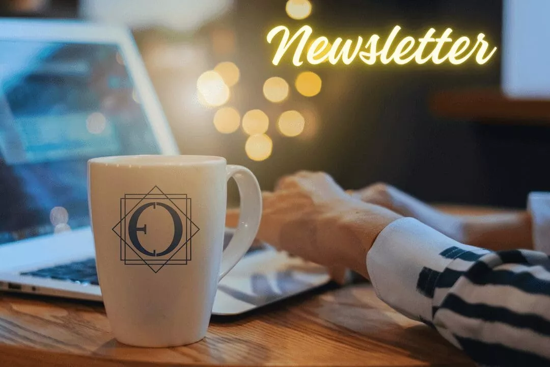 OES公式ニュースレターの執筆中にノートパソコンで熱心にタイプしている人。