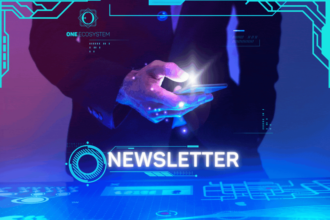 明るい光を画面に向けてスマートフォンを持っている人物。手前のデジタル インターフェイスに「NEWSLETTER」という文字が表示されています。抽象的なデジタル グラフィックと世界イベントに関する記述がシーンを囲んでいます。