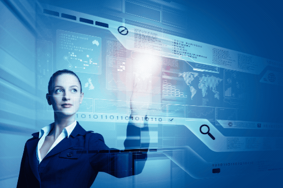 ビジãƒã‚¹æœã‚’ç€ãŸå¥³æ€§ãŒã€é’色ã®ä»®æƒ³ç’°å¢ƒã§ã•ã¾ã–ã¾ãªãƒ‡ãƒ¼ã‚¿ã‚„検索アイコンを表示ã™ã‚‹ãƒ‡ã‚¸ã‚¿ãƒ« スクリーンをæ“作ã—ã¦ã„ã¾ã™ã€‚