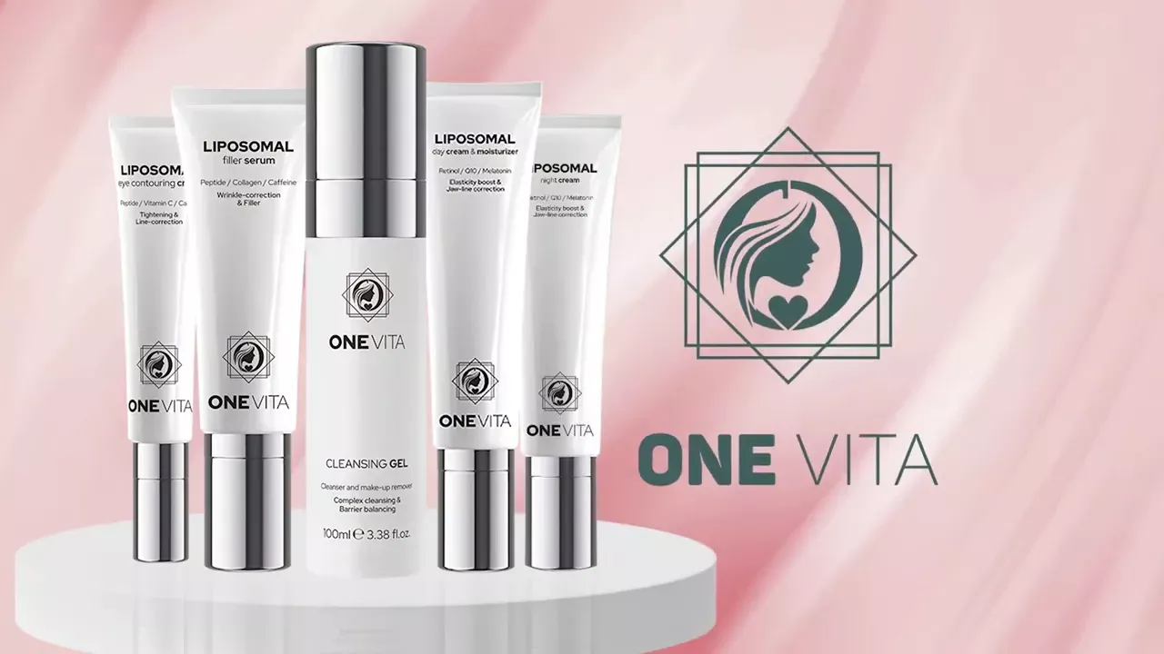 ピンクの背景に白い台座に並べられた、クレンジング ジェルやさまざまなリポソーム クリームなどの ONE VITA スキンケア製品のディスプレイ。明確なブランド表示に関する販売ガイドラインに従い、右側に公式の ONE VITA ロゴと名前が表示されています。