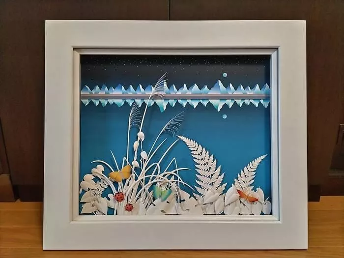 白い縁取りのある青い背景に、魚、植物、泡のある穏やかな水中の風景を描いた、山口真海の額入りアート作品。