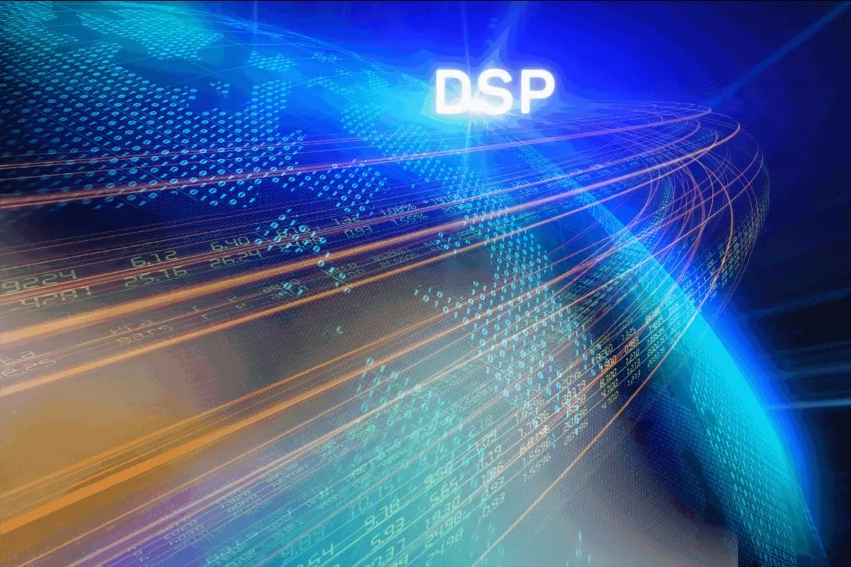 データ ストリーム、白い文字「DSP」、そして 10 月のヒントが全体に微妙に織り込まれた地球の抽象的なデジタル画像。