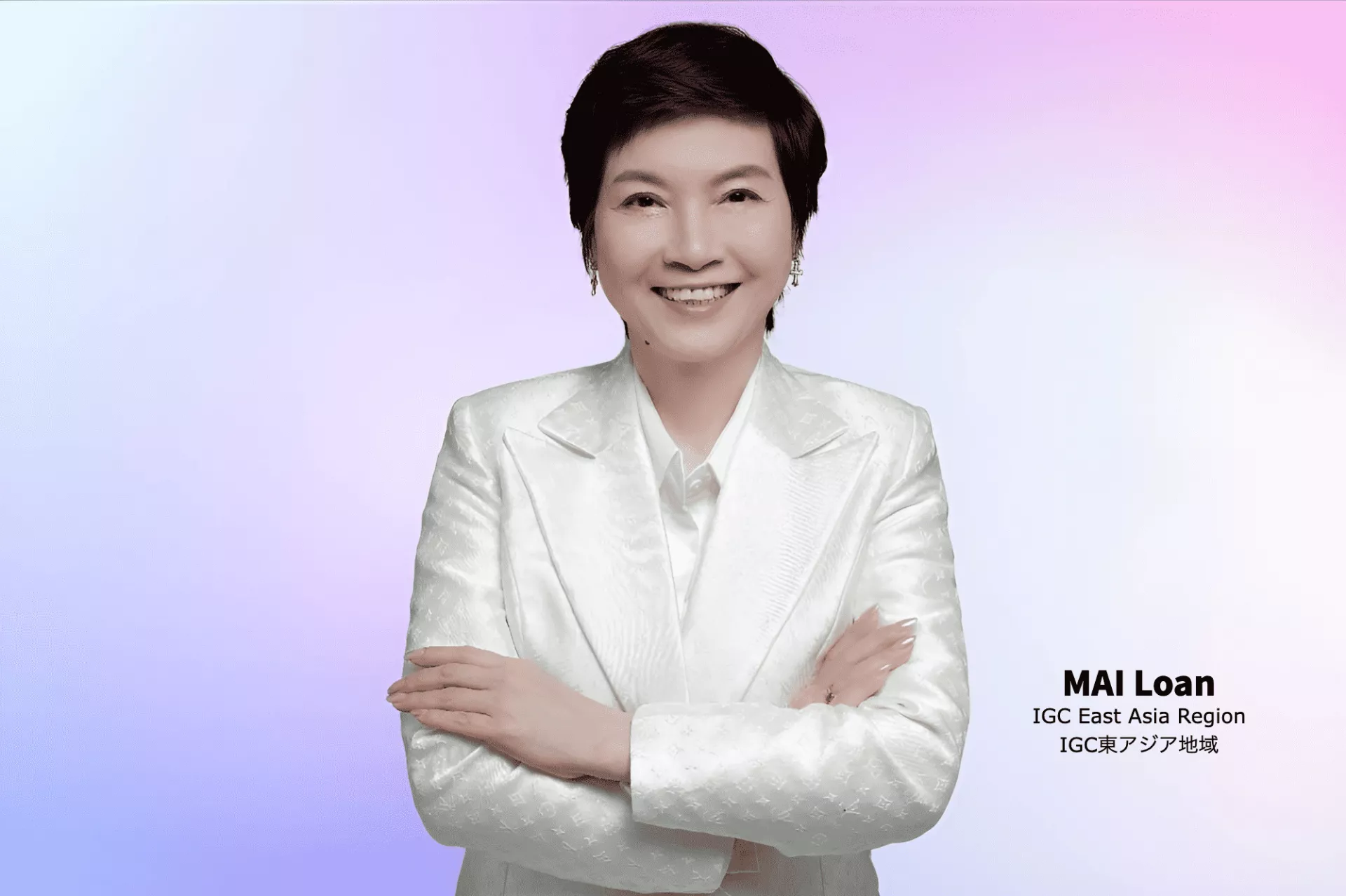 グラデーションã®èƒŒæ™¯ã«ç™½ã„スーツをç€ãŸäººç‰©ãŒç«‹ã£ã¦ãŠã‚Šã€IGC æ±ã‚¢ã‚¸ã‚¢åœ°åŸŸã«ãŠã‘ã‚‹ ONE VITA 製å“ã®æˆé•·ã‚’象徴ã—ã¦ã„ã¾ã™ã€‚本文ã«ã¯ã€ŒMAIãƒãƒ¼ãƒ³ã€ãƒ™ãƒˆãƒŠãƒ 。