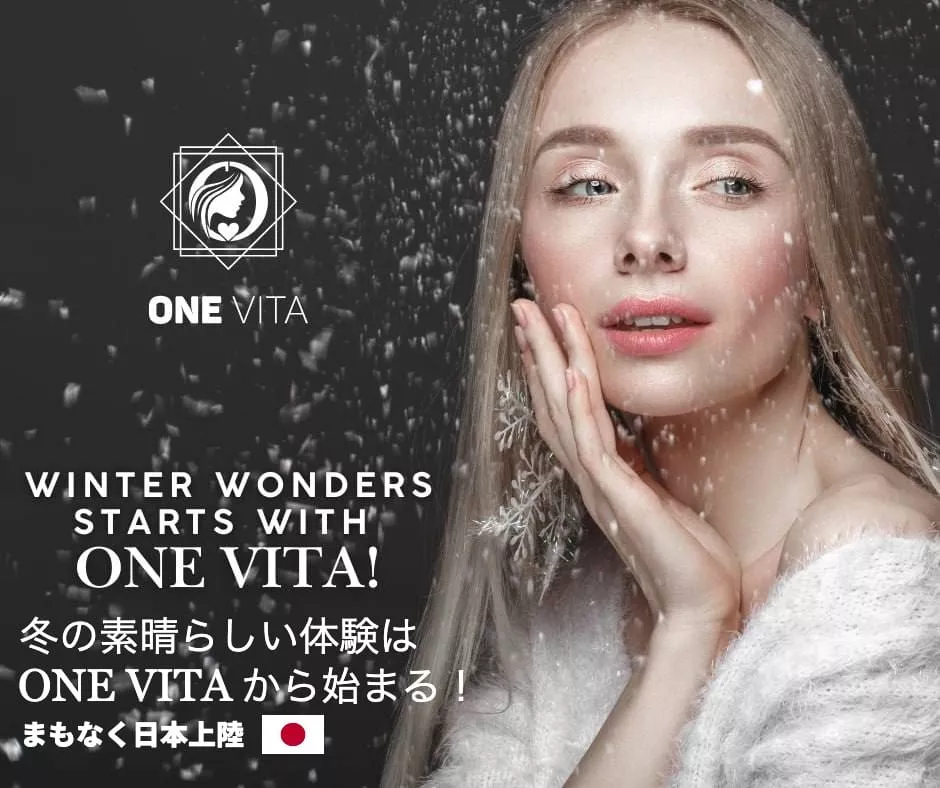 降りしきる雪の結晶に囲まれ、長い髪の女性が顔を触りながら微笑んでいる。「冬の楽しみは、ビタミン1本から!」という文字が英語と日本語で書かれており、自然由来の成分による肌ケアを強調している。