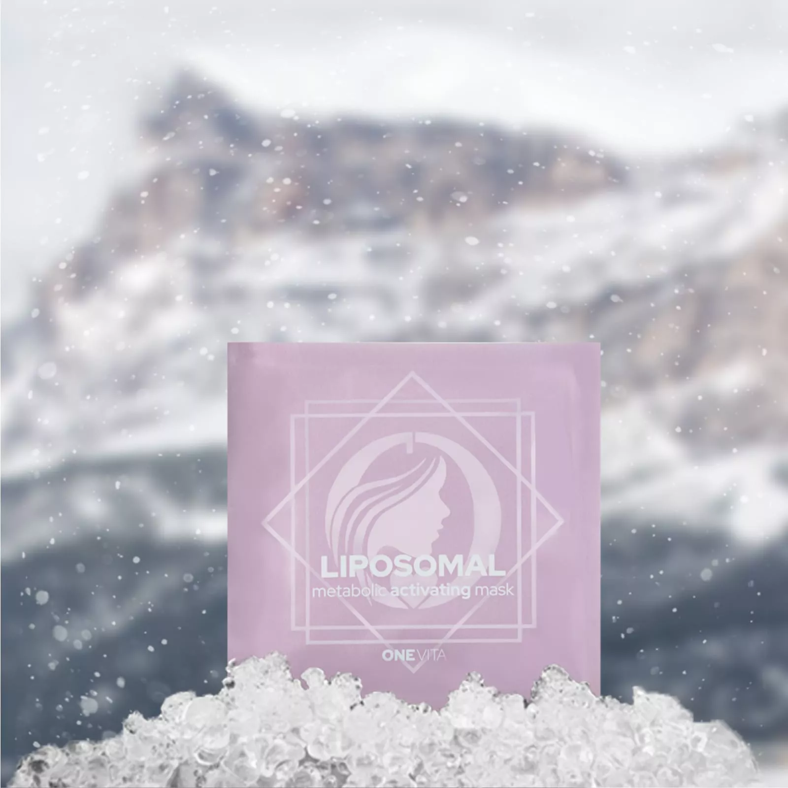 雪山の風景を背景に、リポソーマル代謝活性化マスクの薄紫色のパッケージが氷の塊の上に置かれています。.