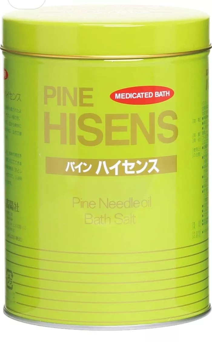 「パインハイセンス薬用バス」とラベルが貼られた明るい緑色の容器に、英語と日本語で「松葉油バスソルト」の文字が記載されています。このパインハイセンス薬用入浴剤 2.1kg 缶は、使うたびに活力を与えてくれる体験をお約束します。.