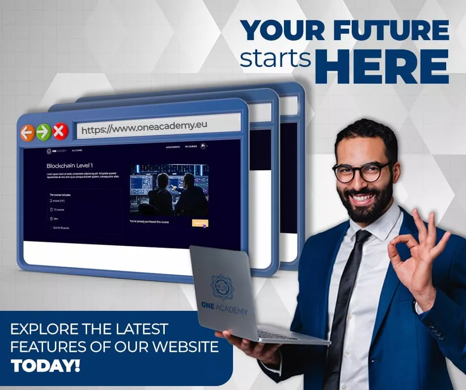 ラップトップを持ち、「OK」のジェスチャーをしている男性が、ブロックチェーン コンテンツを掲載した Web ページのデジタル グラフィックの横に立っています。テキスト: 「あなたの未来は、ONE Academy から始まります。今すぐ当社の Web サイトの最新機能をご確認ください。」.