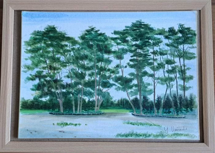 額入りの風景水彩画。草地に並ぶ背の高い緑の木々、背景には青い空、そして散りばめられた雲が描かれています。右下隅に作者のサインが入っています。.