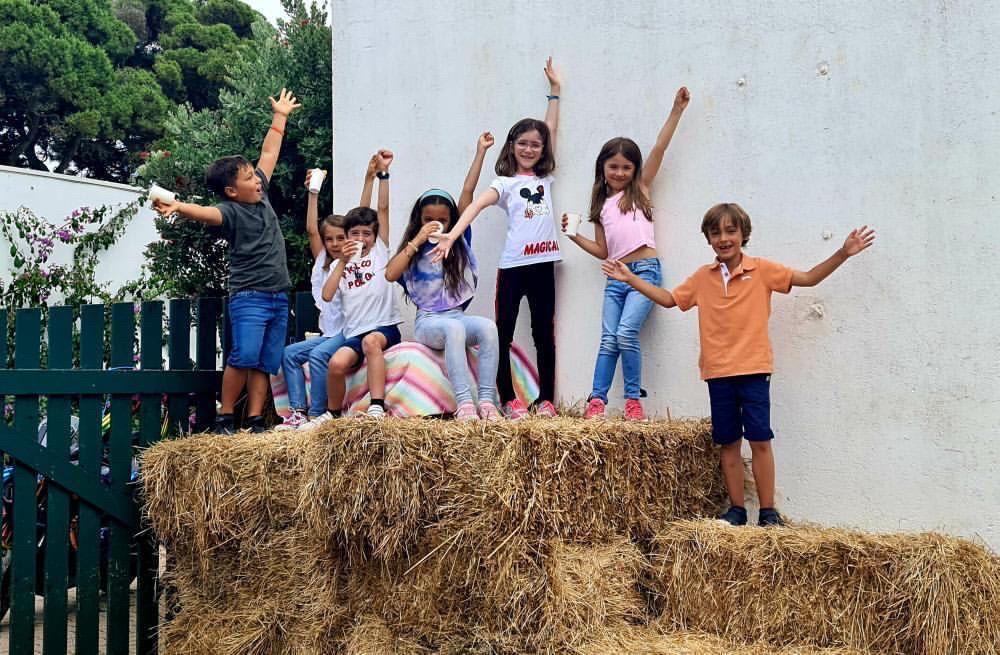 Crianças no campo de férias de equitação, escola Miguel Alves, Cascais