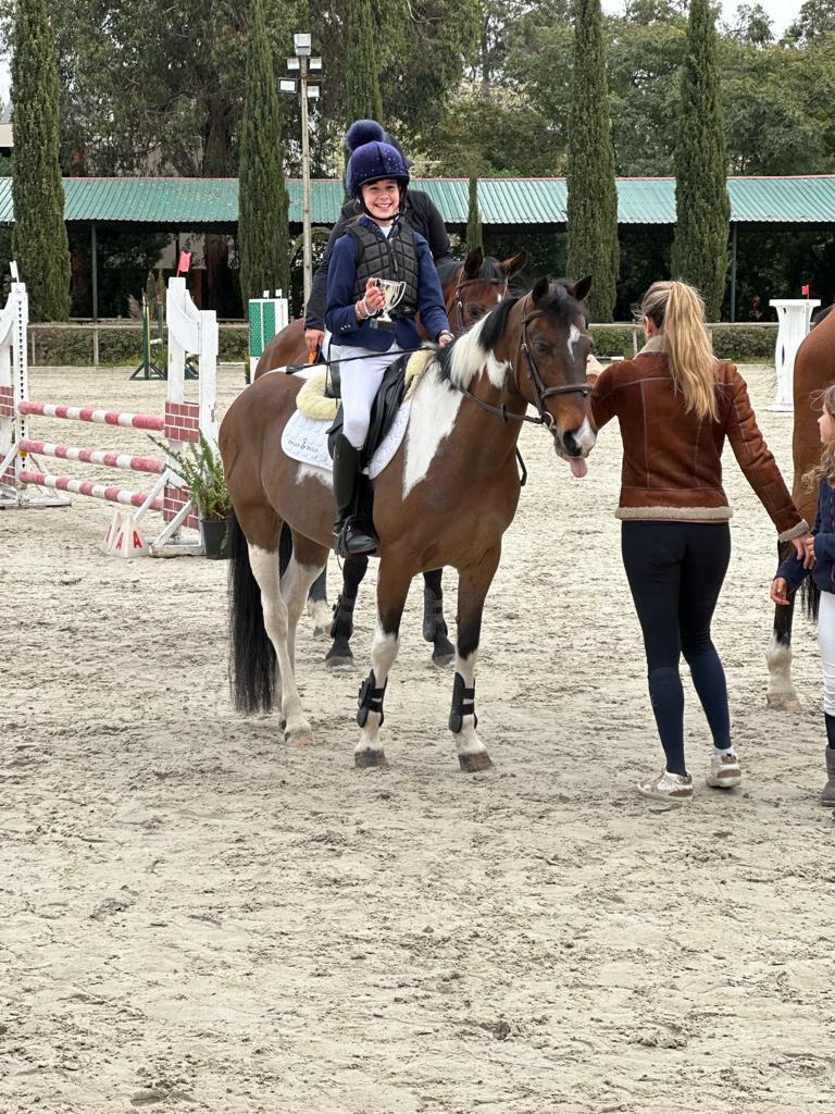Aluna a ter aula de equitação na pista da escola Miguel Alves, Cascais