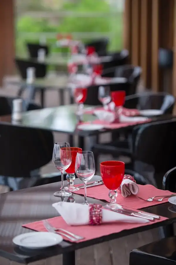 Top-Rated Food Delivery App Development Company for Startups & Enterprises 21 table setting at restaurant