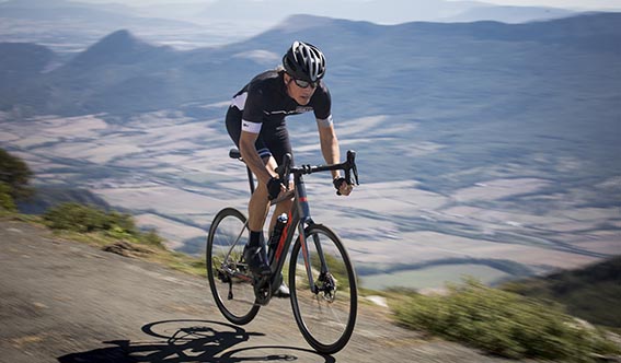 Ciclista pedaleando en carretera con la BH Core