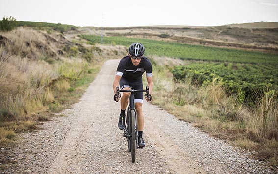 Imagen frontal de un ciclista practicando Gravel con la BH Core