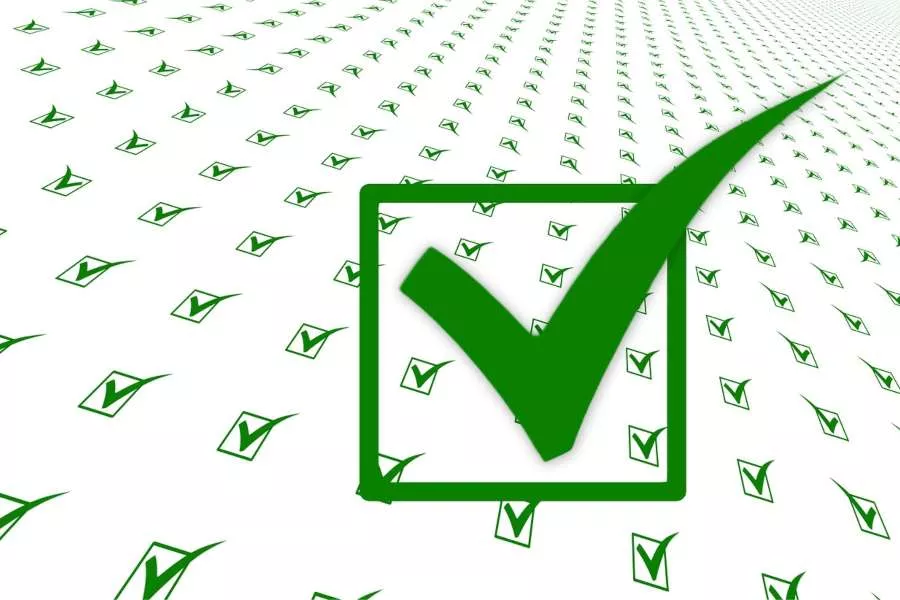 Green checkmarks illustrating the qualities of a professional San Marcos roofing company