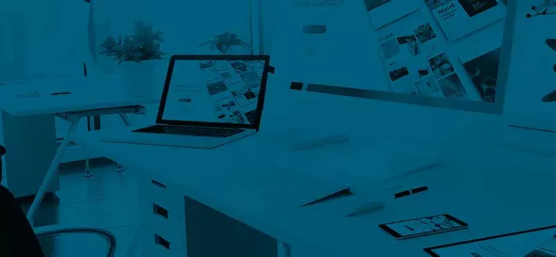 Un ordinateur portable sur un bureau