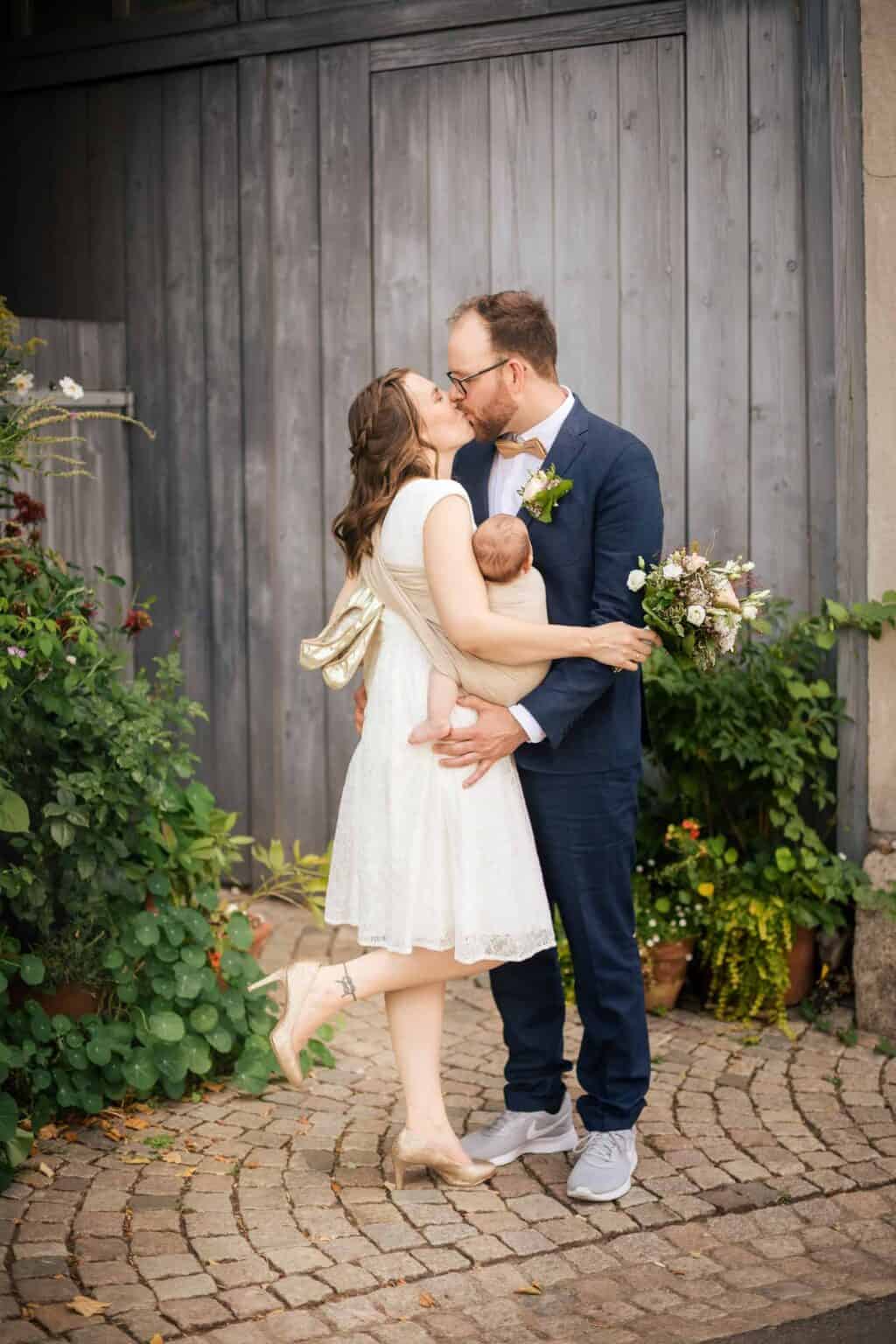 Hochzeitsfotograf Tübingen -brautkuss mit Baby