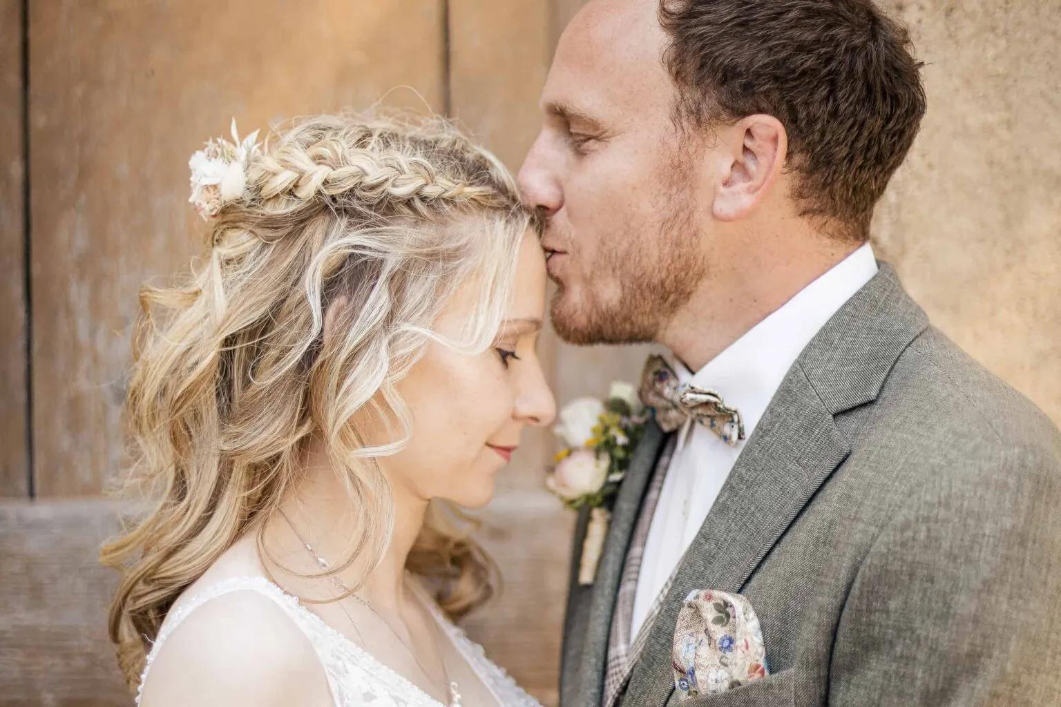 Brautpaar das sich küsst