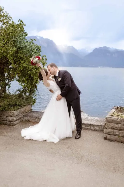 Brautpaar küsst sich am See bei Karlsruhe mit Alpenpanorama im Hintergrund