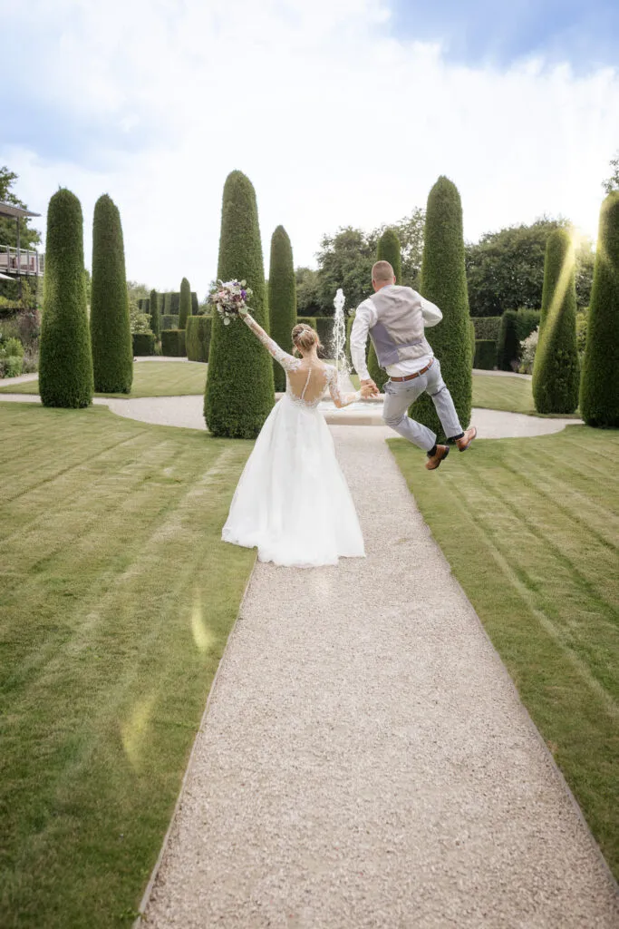hochzeitsfotograf boeblingen Brautpaar springt Freude hochzeitsfotograf boeblingen Brautpaar springt Freude