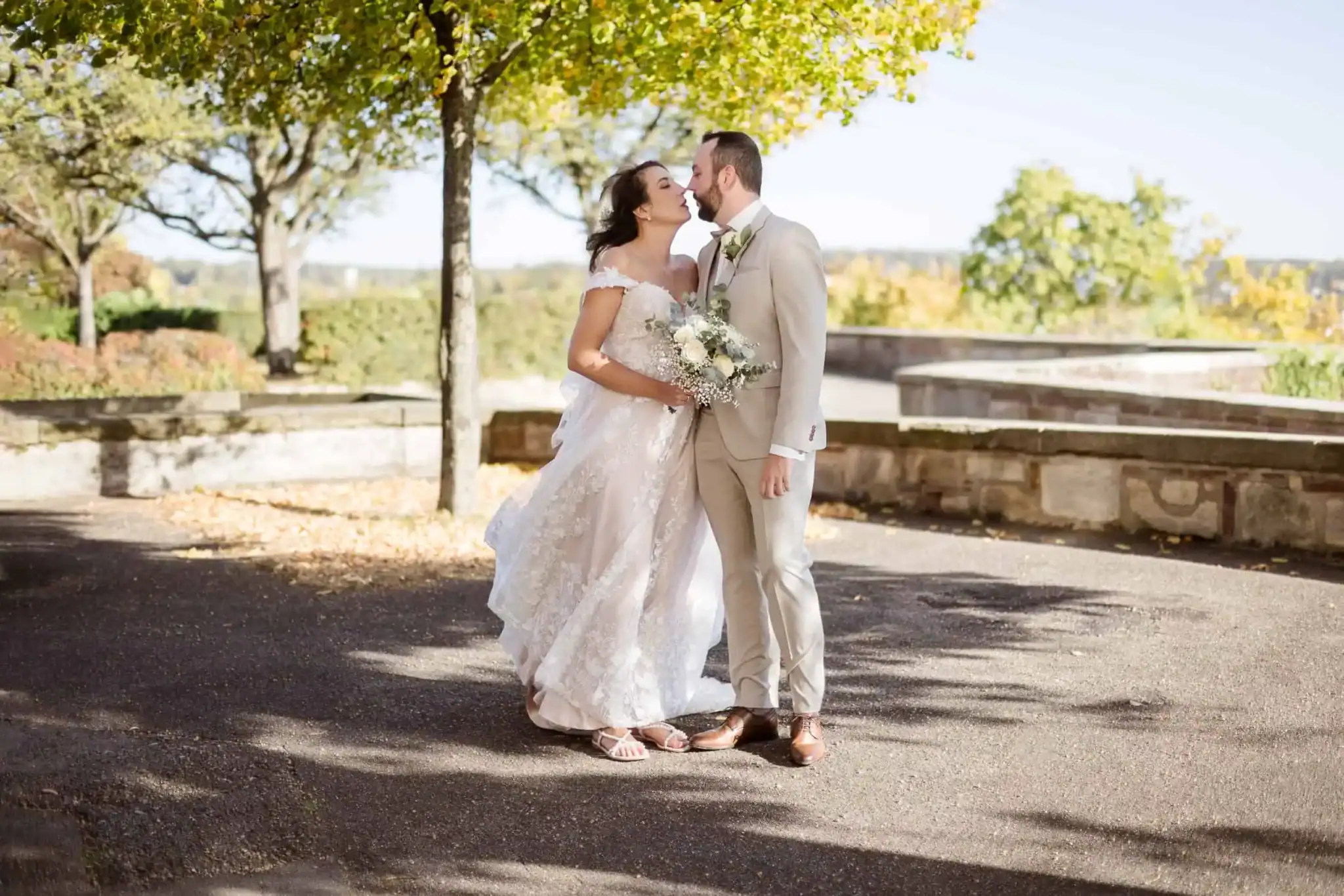 hochzeitsfotografen finden - Hochzeitsfotograf für echte Momente Brautpaar küsst sich im herbstlichen Garten 