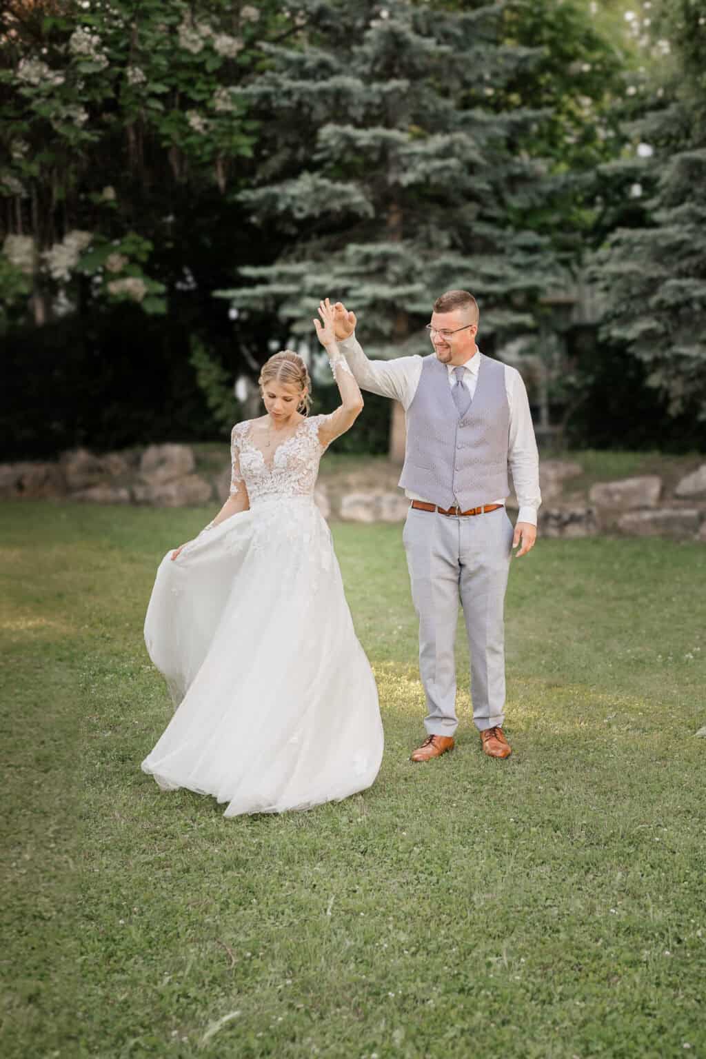 Hochzeitsfotograf Tübingen - First Look mit Brautpaar beim Tanzen im Garten nach der Trauung