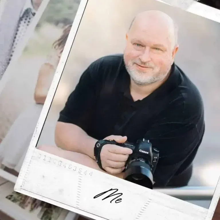 Hochzeitsfotograf Achim Majer mit Kamera, professionell und freundlich.