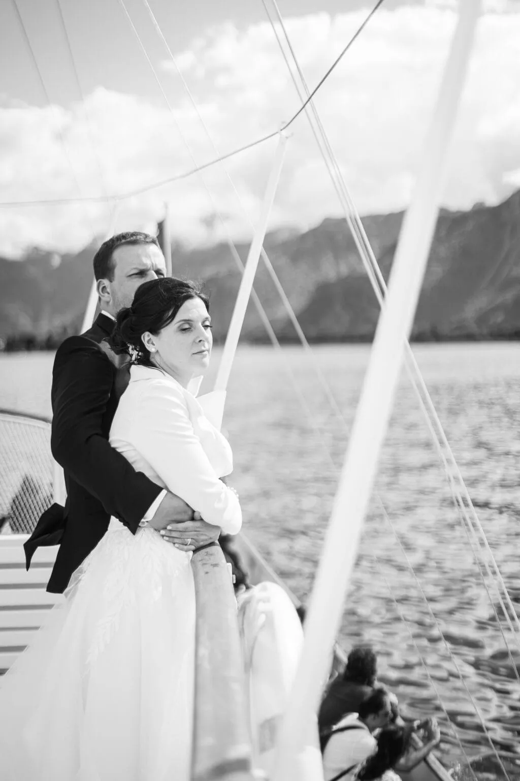 Hochzeitsfotografie am Wasser mit Brautpaar auf Segelboot, romantische Stimmung, professionelle Hoch.