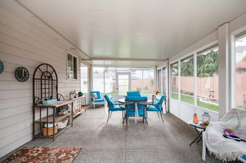 an interior view of a screen room