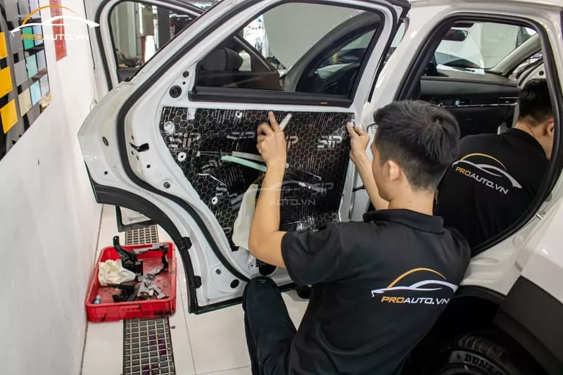 Dán tấm vật liệu cách âm xe ô tô