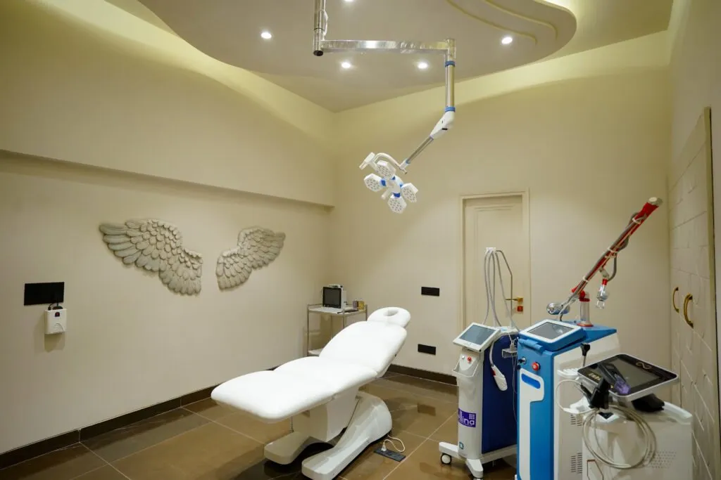 Sterile surgery room at Sarayu Clinic Delhi for cosmetic and plastic surgery procedures