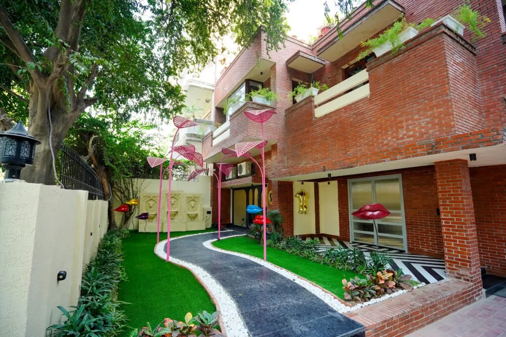 Outdoor area of Sarayu Clinic Delhi showing clinic surroundings and accessibility