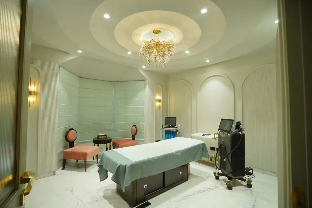 Clean and advanced treatment room in Sarayu Clinic Delhi for skincare and aesthetic procedures