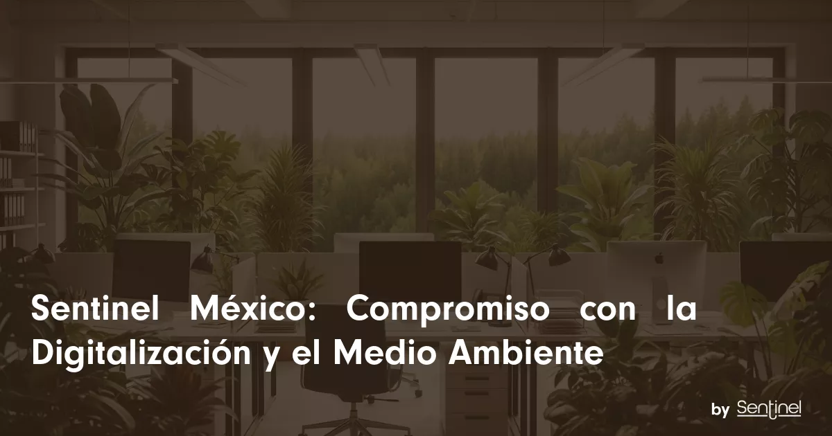 Moderna oficina con escritorios, ordenadores y muchas plantas verdes. Grandes ventanales dejan ver un frondoso bosque en el exterior. El texto en español dice: "Sentinel México y su Digitalización: Compromiso con el Medio Ambiente", con el logotipo de Sentinel en la parte inferior derecha.