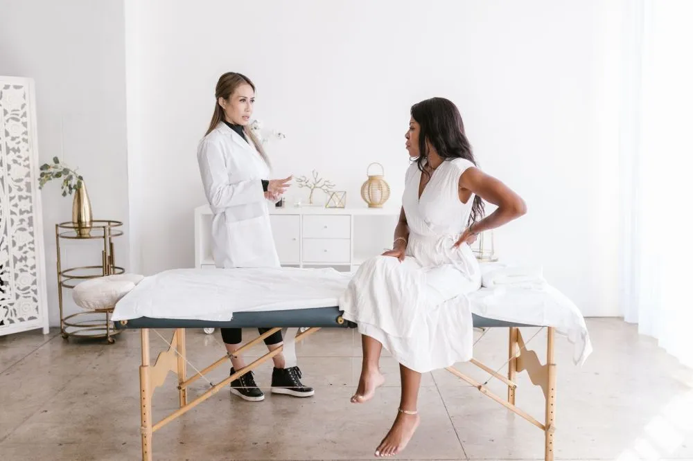 Anti-Inflammatory Diets & Fibromyalgia Pain Relief in Plano, TX 3 Pain management doctor consulting with a chronic pain patient in a Texas clinic