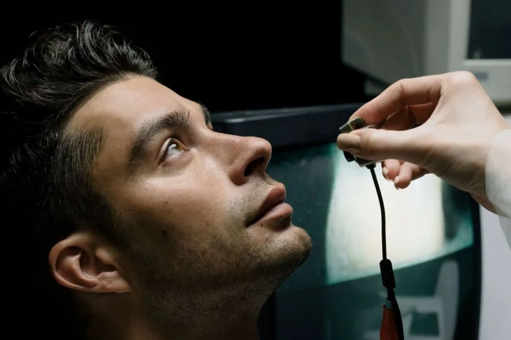 Chronic Pain & Dry Eye: What Plano Patients Should Know 1 Eye doctor examining patient for dry eye symptoms related to chronic pain