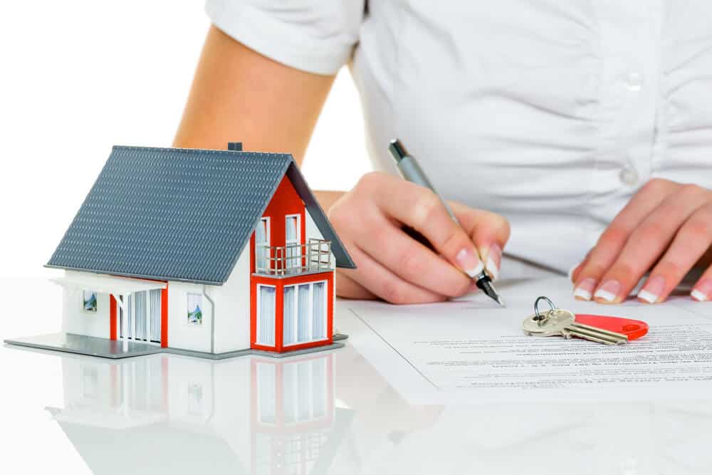 Woman signs agreement for house - Sprint Funding