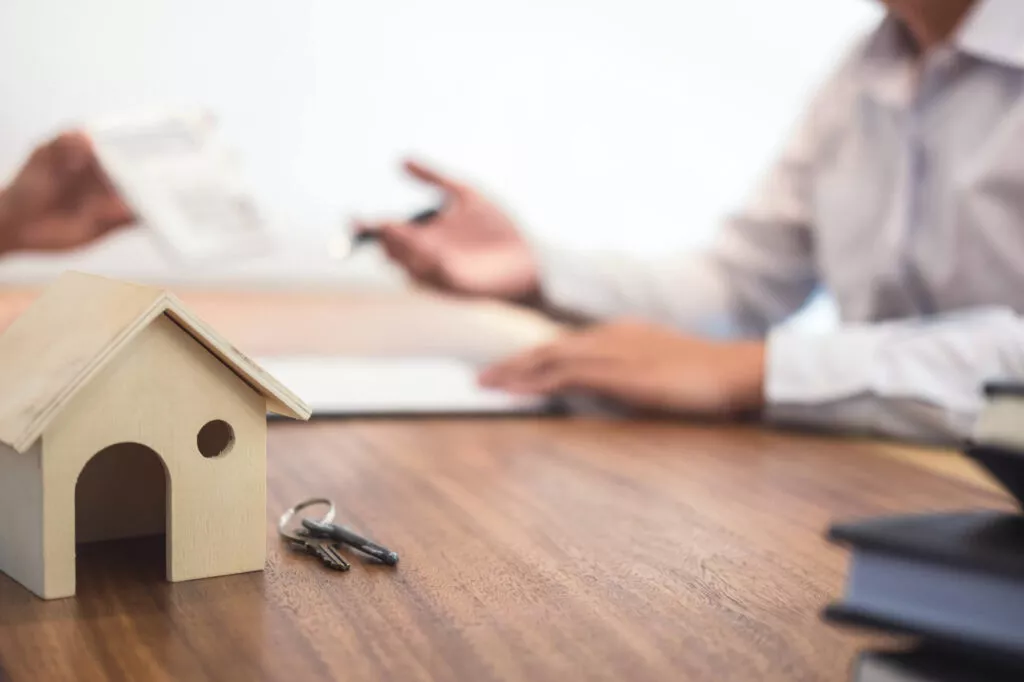 Man sign a home insurance policy on home loans, Agent agent hold - Sprint Funding