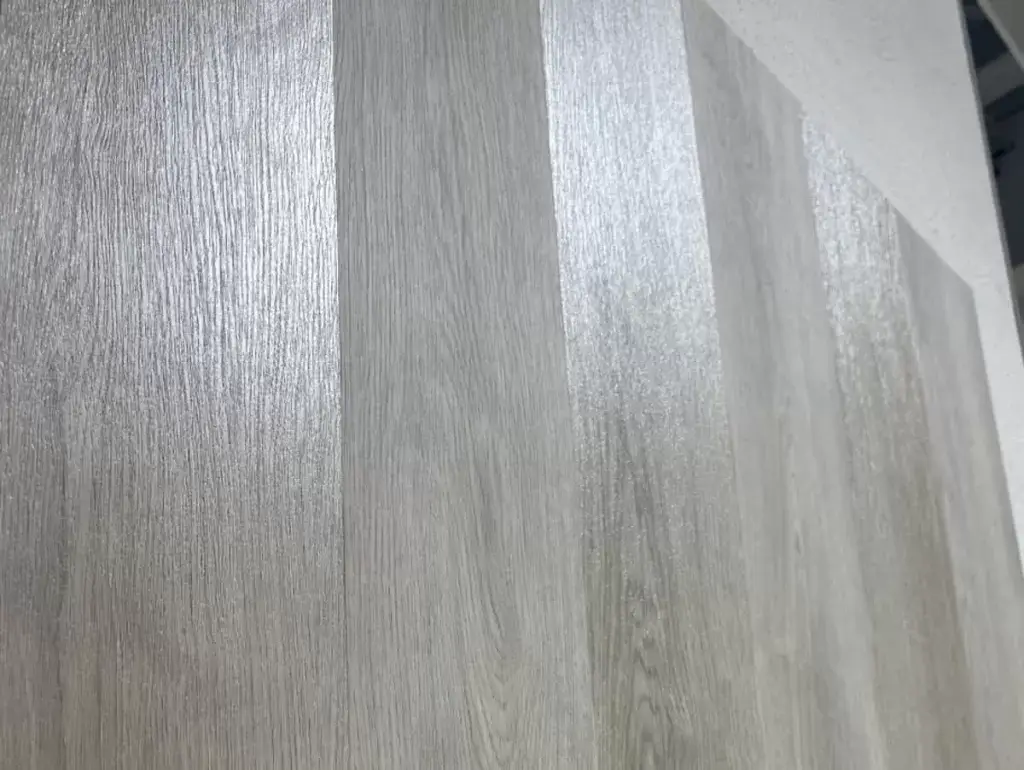 7 Features that Define Cheap Luxury Vinyl Planks Glossiness of Ultra Matt Flooring and Standard SPC Flooring surface