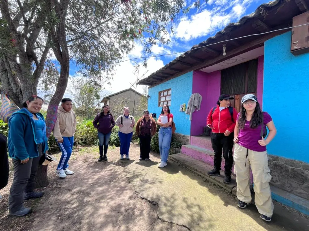 Intercambio de conocimientos entre estudiantes y mujeres campesinas