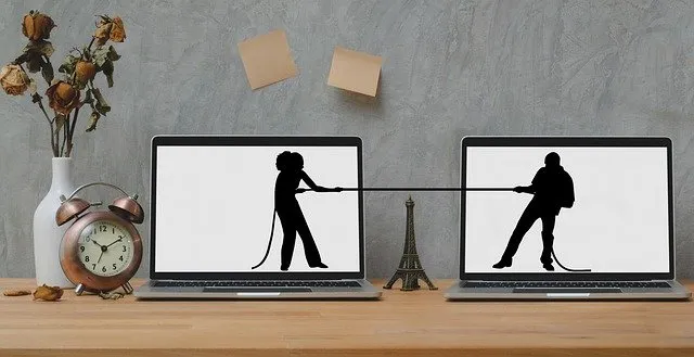 Zwei tauziehende Silhouetten