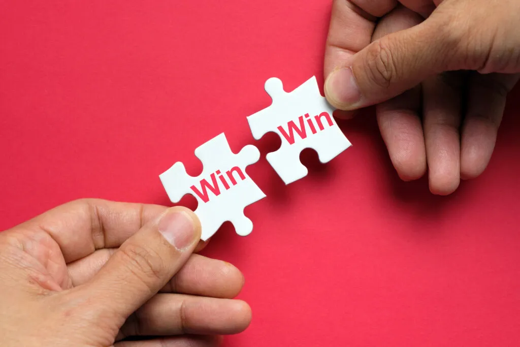 Hände, die Puzzleteilchen mit Win Win zusammensetzen