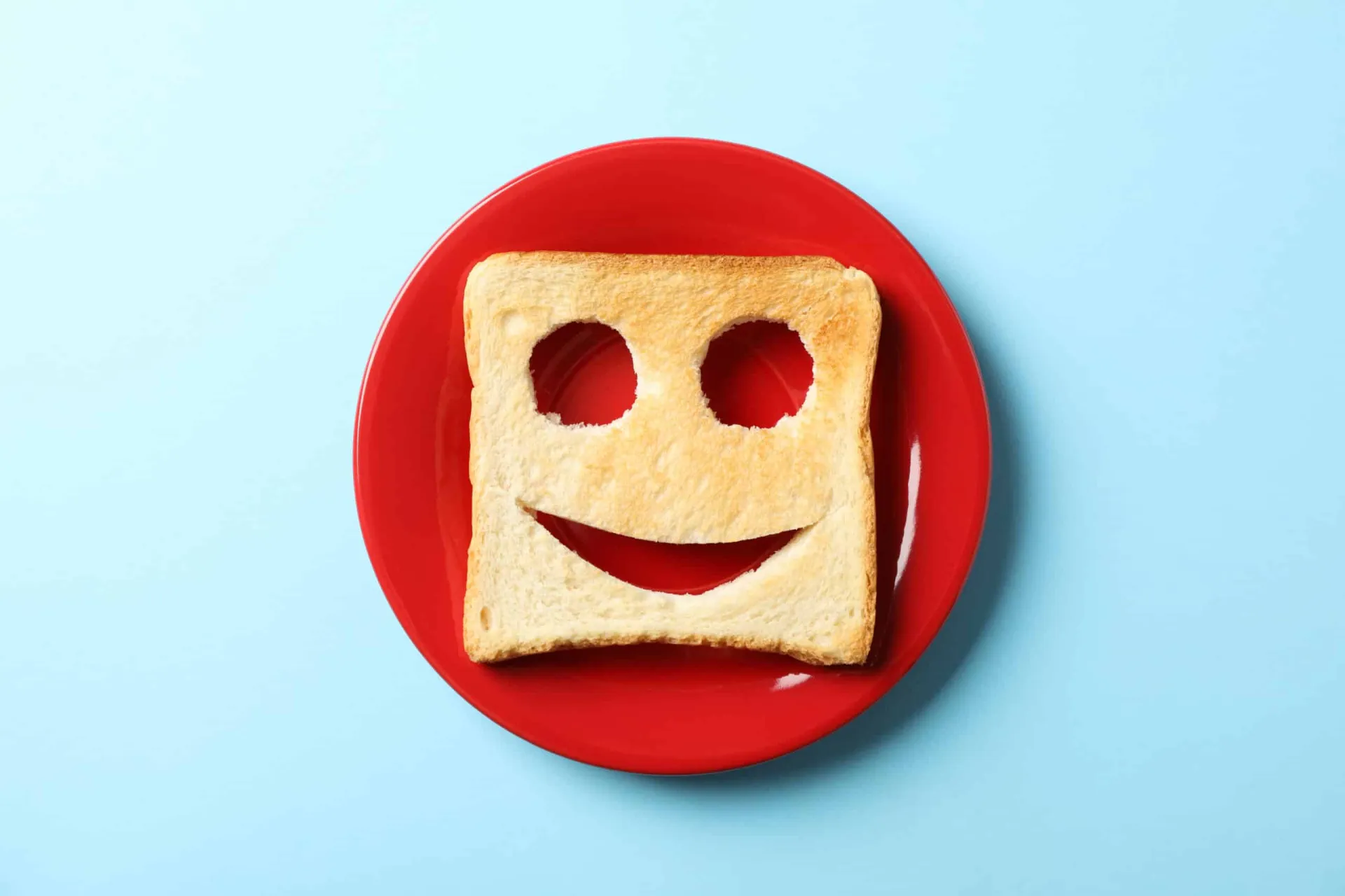 Eine Scheibe Toast mit einem lächelnden Gesicht darauf.